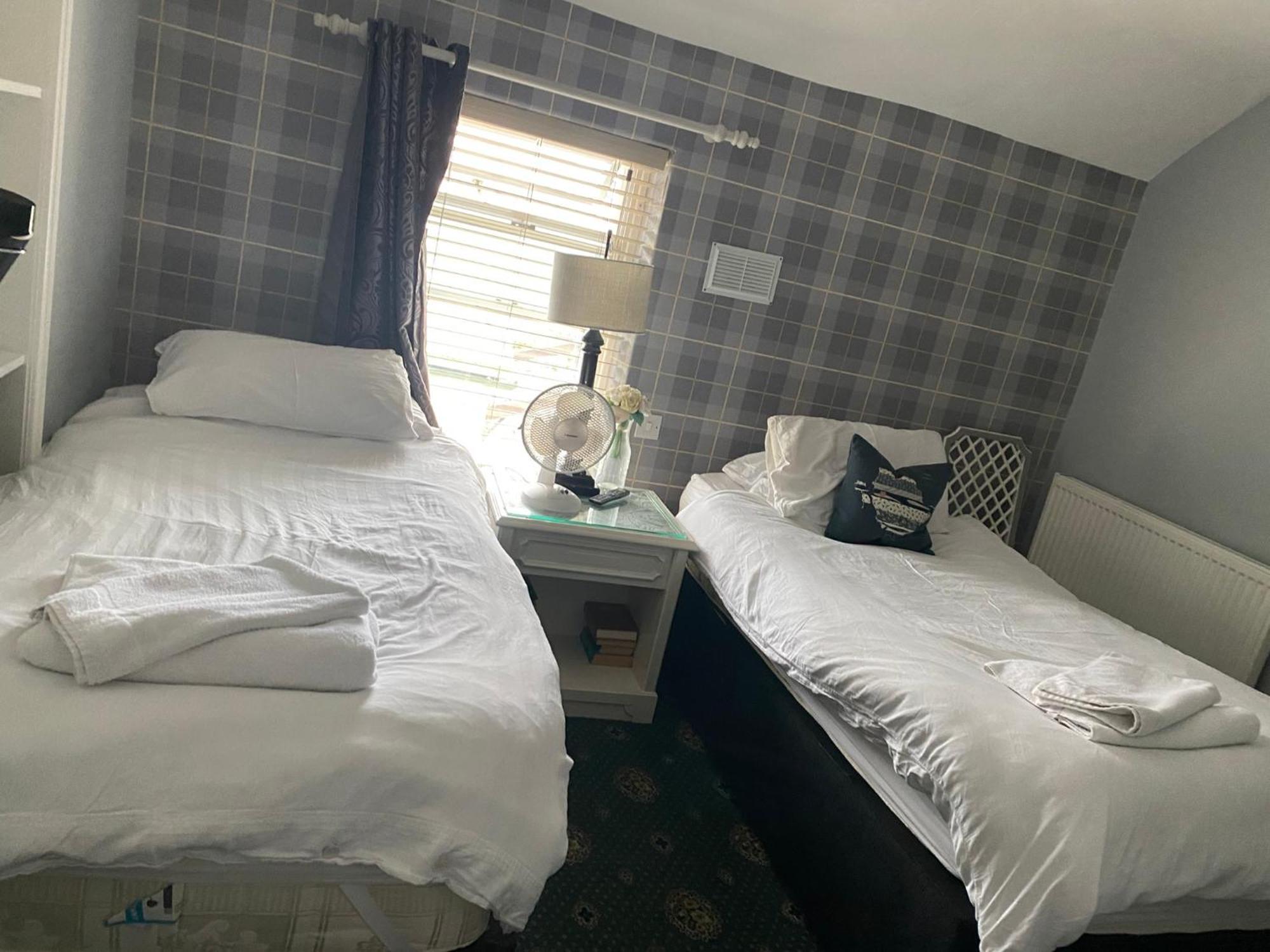 Holland Hotel Llanfachraeth Buitenkant foto